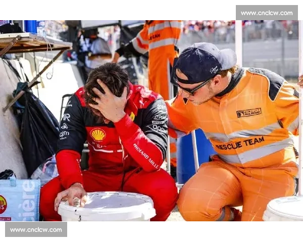 离大谱！劳森车载惊魂：两名马修横穿赛道险酿惨剧